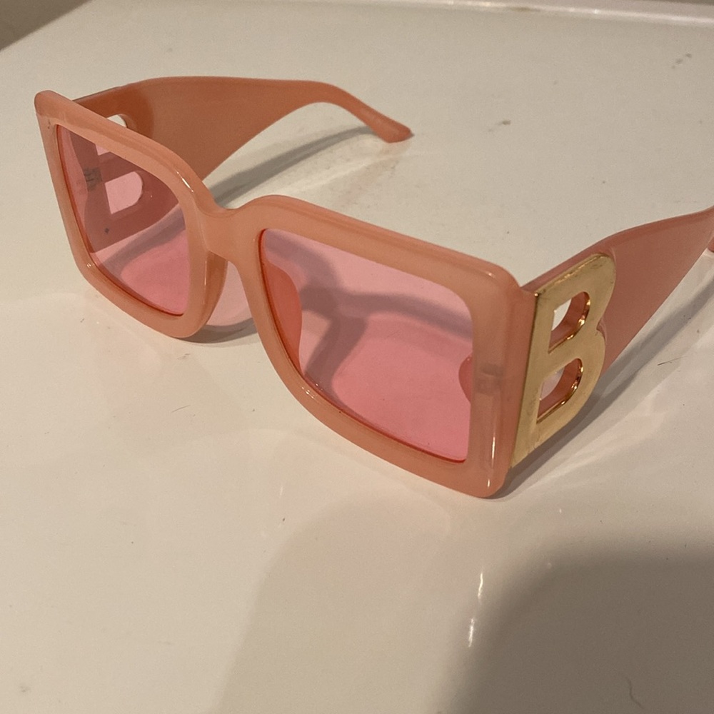 ladies large squared sunglasses with the letter B pink